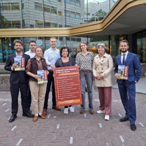 Vierkant_overhandiging de Blijver-100